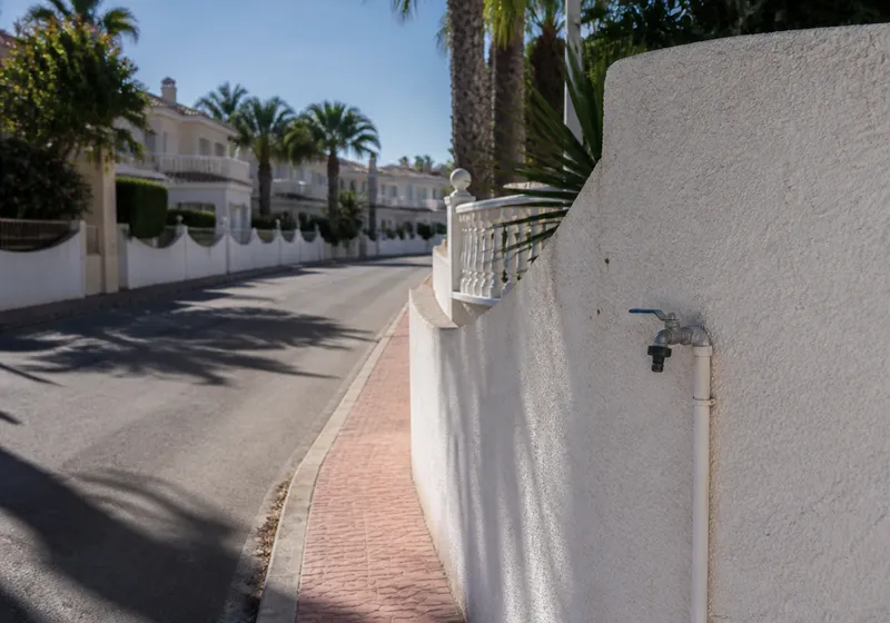 Calle de urbanización en Orihuela Costa, una de las zonas de servicio de fontanería